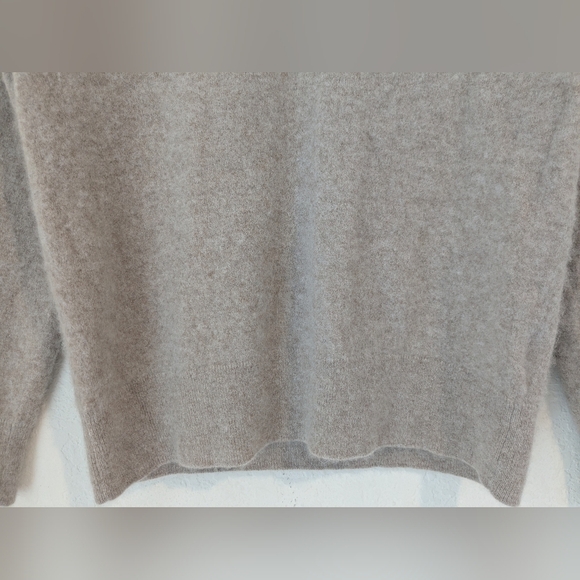 Quince Oatmeal Beige 100% Mongolian Cashmere V-Neck Sweater Classic Staple - Picture 7 of 9